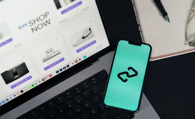 Écran e-commerce observé pendant une étape de travail
